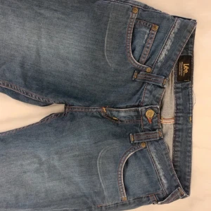 Blå jeans från Lee - Lågmidjade mörkblå Lee jeans. De är i storlek 32/Xxs men skulle nog passa 34 också och säljer dom pga att dom inte helt passade mig❤️ Skriv om ni har några frågor om något eller om det är något annat ni vill veta❤️