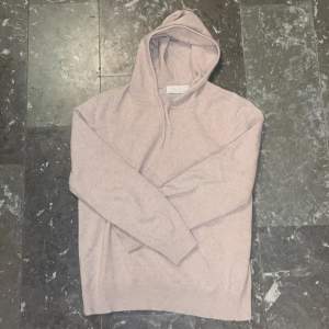 Hej! Helt ny cashmere hoodie i färgen beige säljs för toppen pris! Den är ifrån Sayless i storlek M. Säljer pga för liten för mig och gick ej att göra en retur. Nypris-899kr! Hör av er vid frågor eller funderingar🤩!