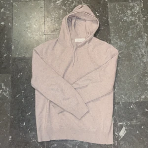 Cashmere hoodie - Hej! Helt ny cashmere hoodie i färgen beige säljs för toppen pris! Den är ifrån Sayless i storlek M. Säljer pga för liten för mig och gick ej att göra en retur. Nypris-899kr! Hör av er vid frågor eller funderingar🤩!