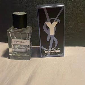 Yves Saint Laurent Eau de Toilette - Säljer en elegant och stilren flaska Yves Saint Laurent Eau de Toilette. Flaskan är genomskinlig med en svart kork och har en volym på 60 ml. Perfekt för den som vill ha en fräsch och sofistikerad doft. Kommer i originalförpackning.