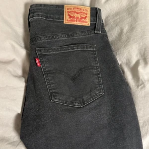 Svarta jeans från Levi's - Säljer dessa snygga svarta Levi's jeans ”Superlow bootcut jeans”  i mycket bra skick, endast använd nån gång! Säljer då dem inte längre används, Nypris 919kr 😇