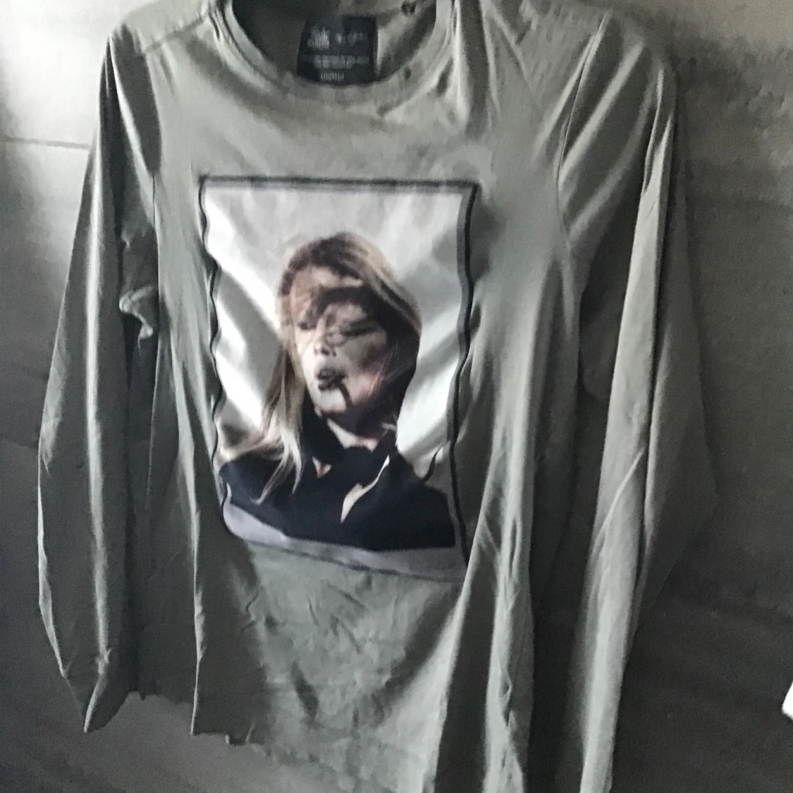 Olivgrön långärmad tröja med tryck - 91