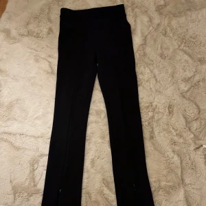 Svarta byxor från Bik Bok - Snygga svarta kostymbyxor från Bik Bok i storlek XS. De har en fitted passform och är högmidjade, vilket ger en smickrande siluett. Perfekta för både vardag och fest! 🖤