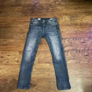Replay grover jeans  - Säljer mina replay jeans i modellen grover. Strl 32 i midjan och 34 i längd. Riktigt bra kvalite och riktigt schysst tvätt! 