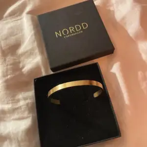 Snyggt och stilrent guldarmband från Nordd Copenhagen. Perfekt som present med texten 'Jag älskar dig' ingraverat. Armbandet är enkelt men elegant och passar till alla tillfällen. Armbandet är förgyllt med 18k karat guld. 