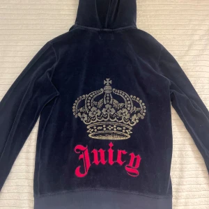 Juicy Couture Kofta - En jätte fin Juicy Couture kofta! Används ej längre därav säljes. Den är i mycket fint skick och är i USAS storlek L men funkar som S. För mer info kom privat