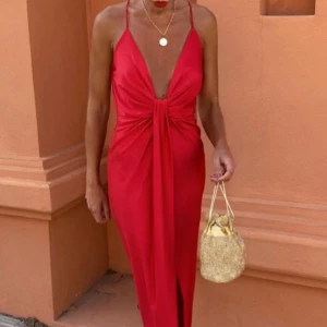 Superfin röd långklänning  - Säljer en otroligt fin röd långklänning. Helt oanvänd🤗❤️ Säljer då den tyvärr inte passade mig. Står onesize på klänningen men skulle nog uppskatta den till en XS/34, möjligtvis S/36!