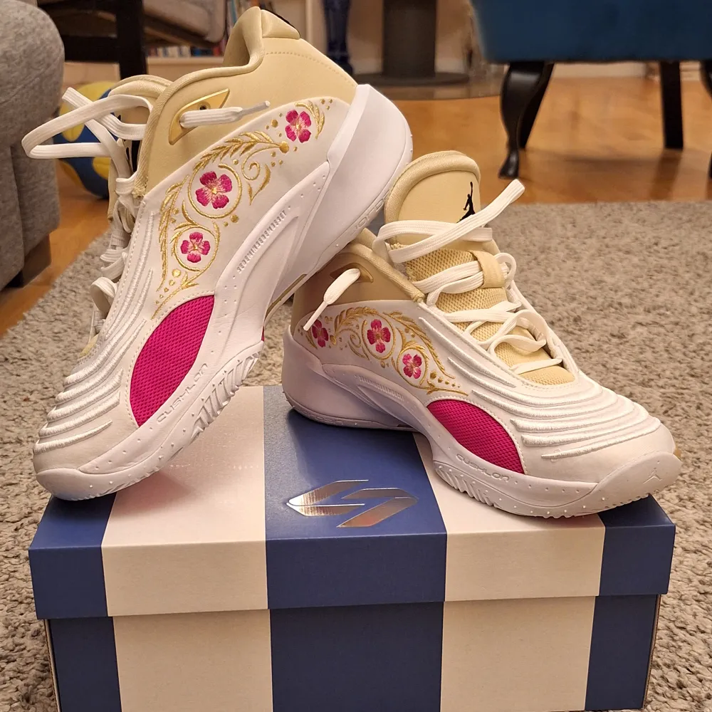 Säljer ett par sjukt sällsynta Luka 3 basketskor från Jordan Brand då de var för små. Dessa skor är sjukt sällsynta att få tag på då de är Limited Edition. Org. pris: 1649:- De är helt nya, skick 10/10. Skor.