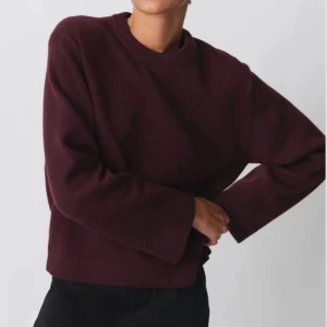 Vinröd stickad tröja - säljer denna snygga tröja ifrån gina tricot i storlek xs, som är slutsåld, säljer pågrund av att den ej kommer till användning. Jätte fint skick 