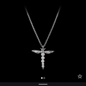 Maria Nilsdotter halsband  - Säljer  detta jättefina halsband från Maria Nilsdotter knappt använt. Kjedjan är 50 cm. Ny pris 3295, pris kan diskuteras!