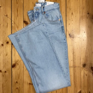 Raka jeans  - Nya, slutsålda jättefina raka jeans från zara i storlek 36. 