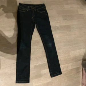 Super snygg Svarta jeansbyxor skinny low Waits💗 - Säljer ett par snygga svarta jeansbyxor i bra skick. De har en klassisk femficksdesign med knapp och dragkedja framtill. Perfekta för både vardag och fest! 🖤