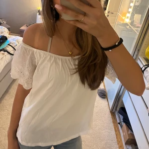 Vit ofshoulder tröja  - Fin offshoulder tröja 