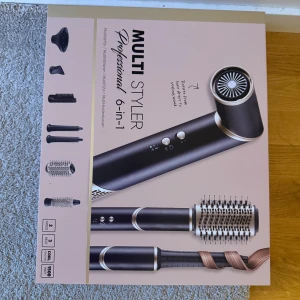 den kända Multi Styler Professional 6-in-1 från rusta  - Multi Styler Professional 6-in-1 är ett mångsidigt stylingverktyg med flera tillbehör för olika frisyrer. Perfekt för att skapa volym, lockar eller släta frisyrer. Inkluderar olika borsthuvuden och munstycken för anpassad styling. Stilren design i svart och silver. Helt ny oöppnad 