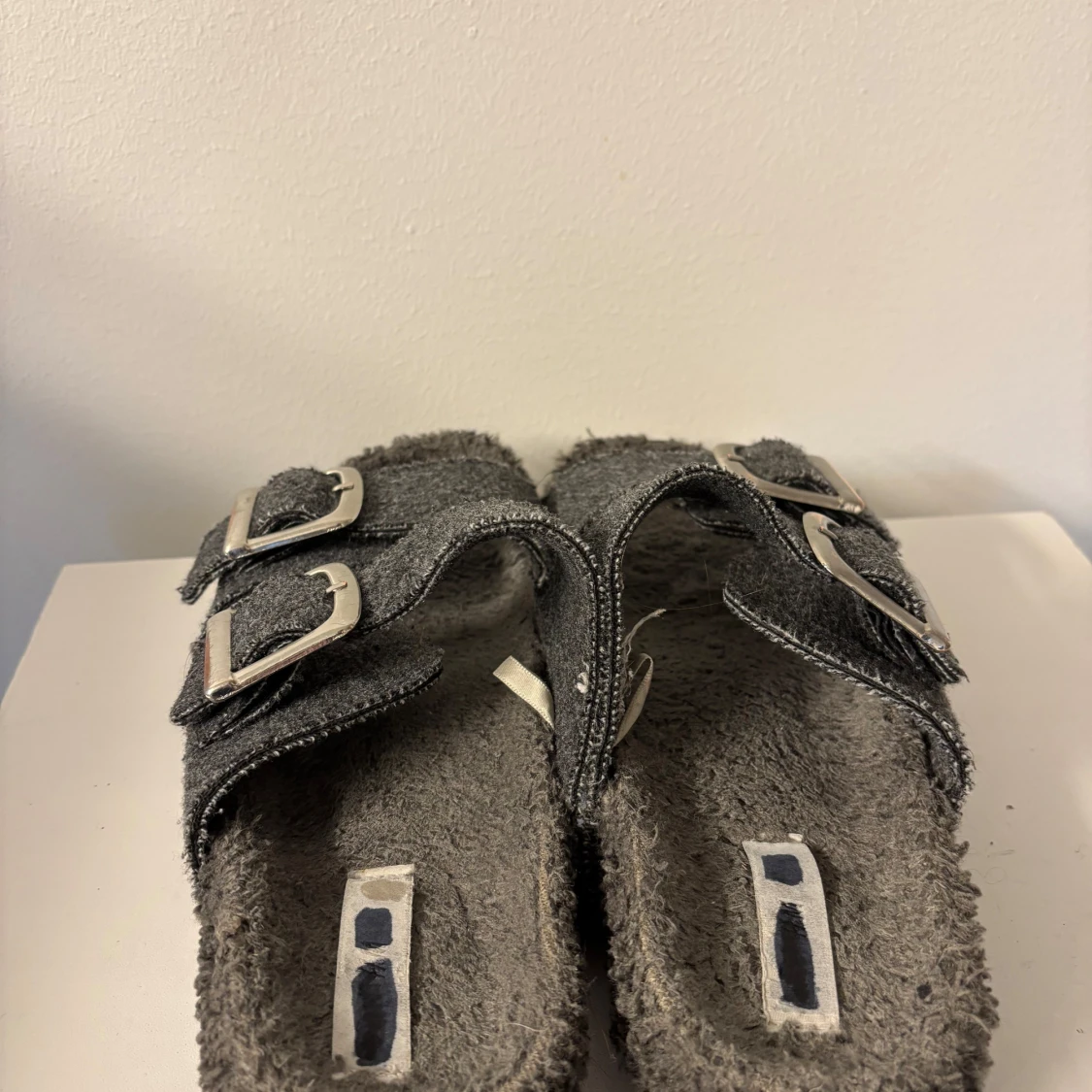 Grå inomhustofflor med spännen - 90