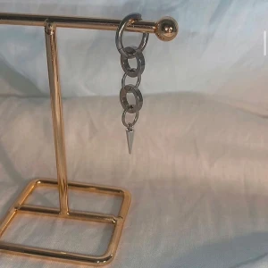 Örhängen  - Sjukt snygga örhängen Köp för 99kr/st  Eller  185kr/par  Finns i guld också Modell 094