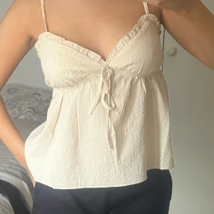 Topp  - Jätte fint linne från Nelly! Använd 3 gånger, felfri✨ 