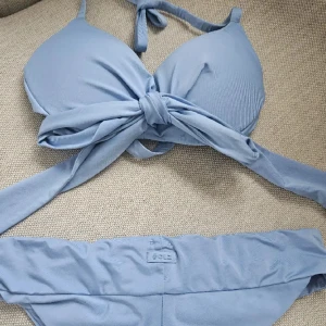 Bikini - Såå fin bikini som tyvärr ej passar mig🩷 Endast använd 2 gånger och är i mycket bra skick! Går att knyta omlott eller rosett framtill. Nypris runt 650 kr