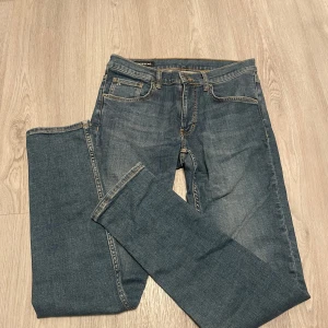  Jeans från J.Lindeberg - Säljer ett par snygga blå jeans från J.Lindeberg. De har en klassisk femficksdesign och är i bra nyskick. Perfekta för både vardag och fest! Passar till allt och är superbekväma. Storlek 31W 32L. Priset kan diskuteras. Hör gärna av er vid frågor😊