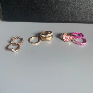 Ringar i olika färg och storlek - Många olika ringar som inte kommer till användning, väldigt bra skick