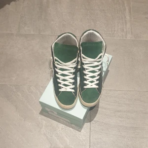 Philippe model 43/42 - Säljer dessa feta philippe model då de inte passar mig.  Storleken är 42 men passar 43 Dessa är perfäkta till vintern då de är höga och lätt fodrade!  Sckiket skulle jag säga är 8/10 då färg har åkt av på hälen, som visas på bilden samt en spricka i sulan. Box ingår ej 