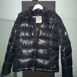 Moncler Maya Svart 2, 6/10 Lite slitet vid krage samt arm, Cartoon av 6500kr