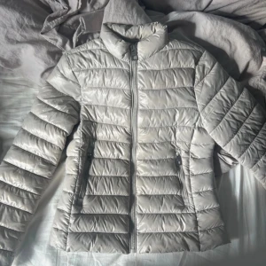 Grå/beige jacka  - Säljer min fina jacka som är i en kall grå/beige färg som är i väldigt bra skick, den är från Mango i storlek S!💞