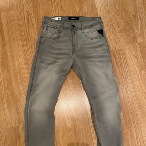 Replay Anbass Hyperflex - Säljer ett par snygga gråa jeans från Replay i modellen Anbass Hyperflex! | W28 L30 | Pris 699 | Jeansen är i mycket bra skick | bara höra av sig vid frågor!🙌