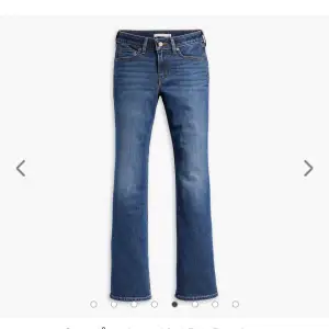 Säljer ett par super snygga lågmidjade marinblåa Lev’s bootcut jeans som är nästan som nya, använda Max 2 gånger så som nya utan prislapp skulle jag säga.  Jeansen heter superlow jeans Levi’s hemsida. Kan diskuteras pris💕