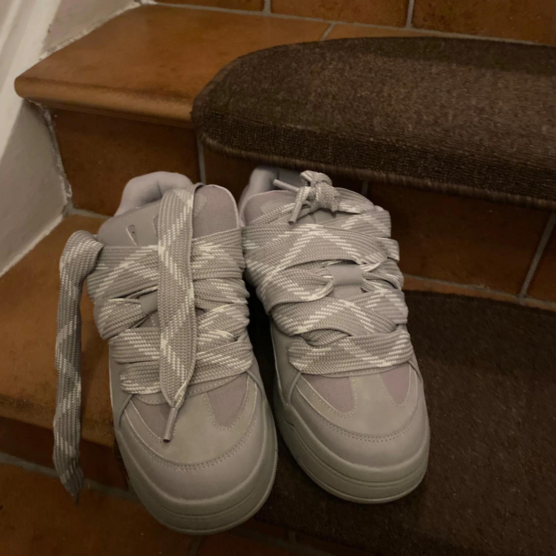 Grå sneakers från Bershka