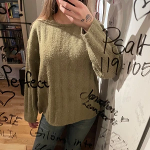 Olivgrön stickad tröja - Säljer en supermysig olivgrön stickad tröja i mycket bra skick. Den har en avslappnad passform och långa ärmar, perfekt för höst och vinter. Tröjan är ribbad och ger en skön och varm känsla. Perfekt att mysa i hemma eller ha på sig ute i kylan. 💚