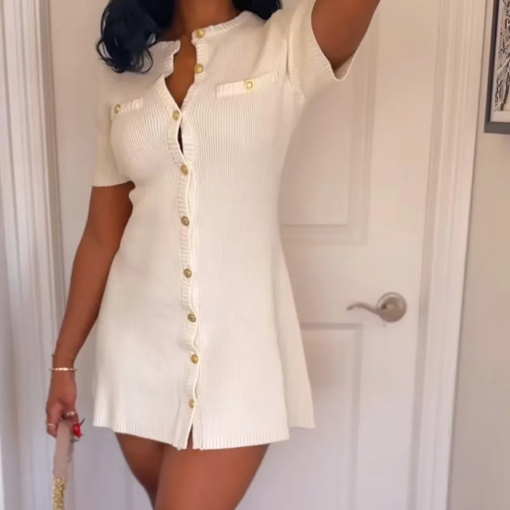 Säljer en superfin vit ribbad klänning med korta ärmar och knappar hela vägen ner. Perfekt för sommardagar eller en stilren look på våren. Klänningen har en normal passform och är gjord i ett mjukt material som känns skönt mot huden. Den har också små fickdetaljer framtill som ger en extra touch. Endast använd en gång inga defekter alls❤️❤️. Mekot.