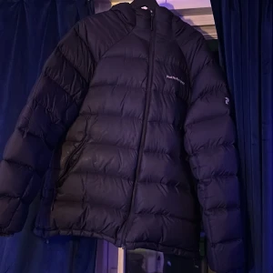 Vinter jacka Peak Performance - Säljer en svart dunjacka från Peak Performance i mycket bra skick. Riktigt varm men har köpt en ny jacka. Så vill bli av med den gamla. 