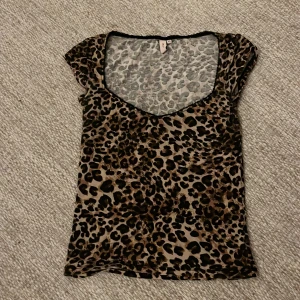 Leopard T-shirt  - Bra skick 