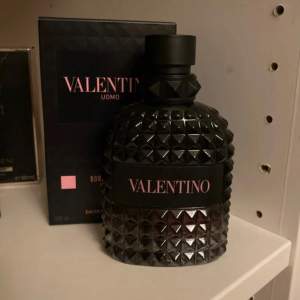 Säljer en lyxig parfym från Valentino, Born in Roma Intense. Den är helt oanvänd och rymmer 100 ml. Perfekt för den som vill ha en intensiv och elegant doft. Kommer i originalförpackning.