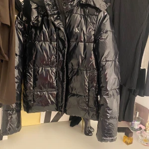 Calvin klein Jacka  - En varm viterjacka som jag bara använde ett par månader. Ny pris 1600 