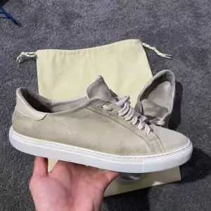 Hej! Säljer dessa stilrena Axel Arigato Suede Beige Sneaker i storlek 43! Skorna är i 8/10 skick och orginalbox ingår, tyvärr ej påse. Skriv för intresse!