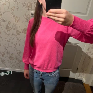 Rosa tröja  - Säljer en superfin rosa tröja.  Tröjan är i mycket skick då den endast är använd en gång! Hör av dig vid intresse! 💖köparen står för frakten