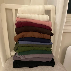 Sjalar i olika färger - Ett gäng olika Jersey sjalar då jag inte får plats med alla i garderoben😅 Perfekt för att mixa och matcha till olika outfits. 3 svarta,2 grå, 3 gröna, 2 blå, 2 bruna,2 rosa och 2 vita. Säljer för 70kr/st+ frakt. Paketpris går att fixa😇