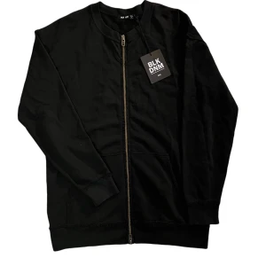 BLK DNM Distressed tröja - Helt oanvänd black denim tröja med dragkedja. Passform: long fit. Nypris 1299kr