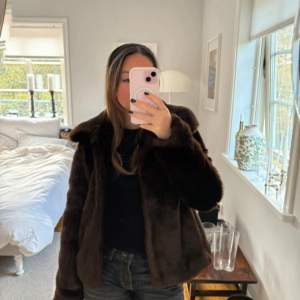 Faux fur jacket från H&M. Perfekt brun färg. Storlek 34 passar mig bra som är 160. Supermysig och fin till hösten🤎