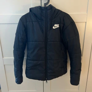 Nike jacka  - Säljer då den inte kommer till användning. Jättebra skick bortsett från de igensydda hålet. 