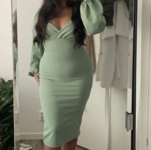 Turkos klänning  - Turkos klänning i storlek 38 från Boohoo. Använd en gång 