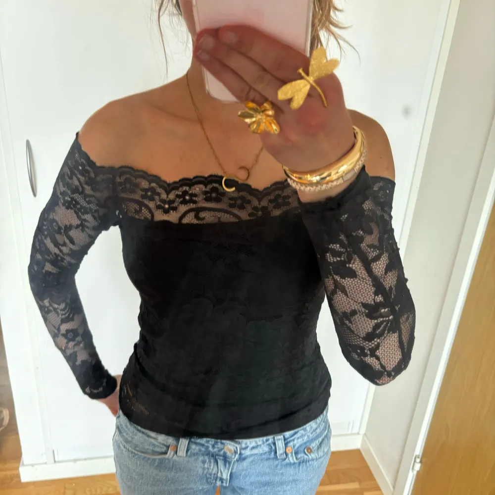 Såå snygg off shoulder spetstopp! Jag är 168 och det är mina bilder, köp via köp nu direkt eller Swish, kvar tills markerad som såld 🥰. Toppar.