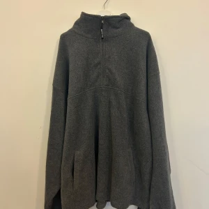 Grå fleece hoodie från Matterhorn - Säljer en supermysig grå fleece hoodie från Matterhorn i storlek XXL. Perfekt för kalla dagar med sin halvdragkedja och bekväma passform. Den har långa ärmar och en hög krage för extra värme. Perfekt för höst- och vinteräventyr! 🍂❄️