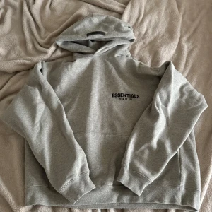 Essentials Hoodie - Säljer min gråa Essentials hoodie med storleken XS då den inte längre används. Använd ett par gånger men skicket är fortfarande 10/10. Har även byxorna som man kan få billigare om man köper hela settet. DM för mer info och bilder 🤝