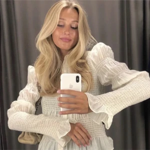 &Otherstories blus  - Säljer denna underbara topp från &otherstories i SVART. Den har tyvärr blivit för liten för mig. Säljer men är även intresserad av att byta till större storlek 