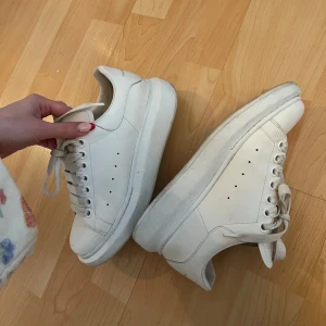 Alexander mcqeen - Säljer mina Alexander Mcqeen i storlek 36,5. Stora i storleken passar mig som har 37,5 vanligtvis🫶🏼 använd ca 15 gånger så inga defekter på dem