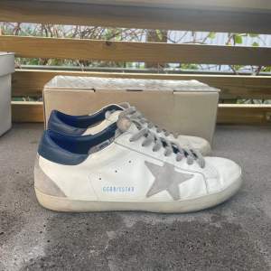 Säljer nu dessa golden goose skor i storlekt 43. Skorna är i bra skick.