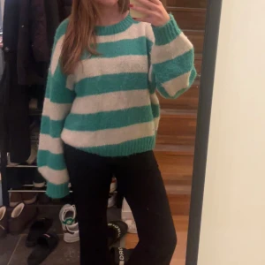 Grön stickad tröja - Superfin grön stickad tröja från Vero Moda💕är storlek XL men passar bra oversized på mig som är S